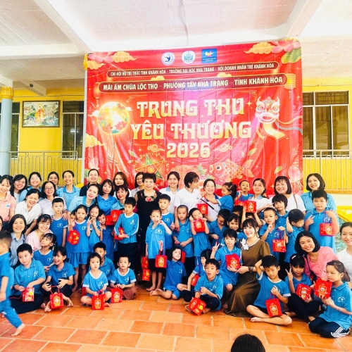 Nữ trí thức Khánh Hòa thăm, tặng quà trẻ em Mái ấm chùa Lộc Thọ