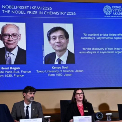 Nobel Hóa học 2026: Khi một “bàn tay” của phân tử được khuếch đại thành lựa chọn áp đảo