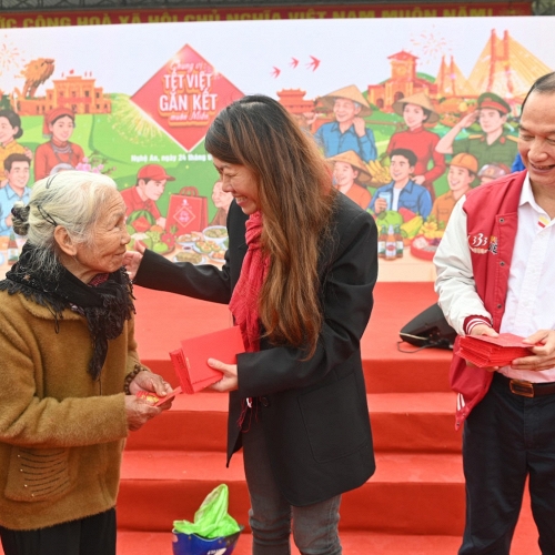 Người dân Nghệ An trải nghiệm không gian văn hóa Tết tại sự kiện “Chung Vị Tết Việt - Gắn Kết Muôn Miền”