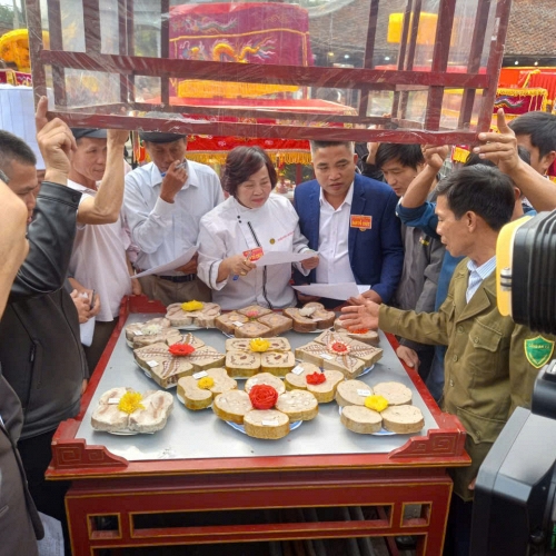 Độc đáo cuộc thi dâng cỗ cúng Thánh tại Lễ hội Đền Gin