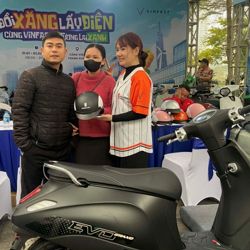 Đổi xăng lấy điện: Người dân Hà Nội xếp hàng “chia tay” xe máy xăng