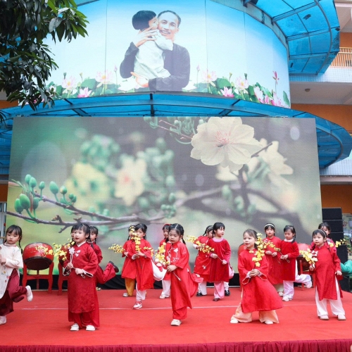 Khi Tết Việt nở hoa trong ánh mắt trẻ thơ Sen Hồng