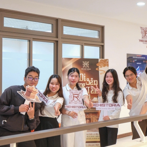 'Sinh viên nhà người ta' dùng AR làm 'sống lại' di sản, thuyết phục nhà đầu tư chi 200 triệu ngay tại buổi bảo vệ đồ án