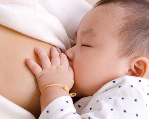 Không muốn đau “dày dặn” khi sữa về sau sinh? Mẹ nên biết sớm 2 cách này