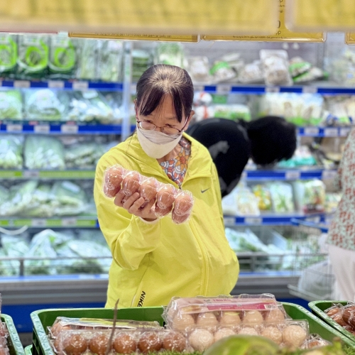 Xăng dầu tăng nóng, siêu thị giảm giá 50% ổn định sức mua