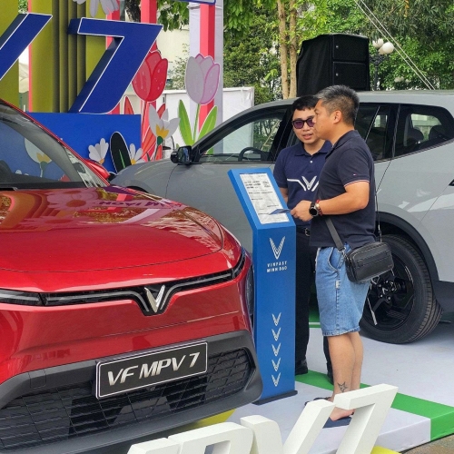 Xe gia đình VF MPV 7 gây sốt, khách lái thử tấm tắc khen 'ngon' hơn xe xăng cùng tầm giá