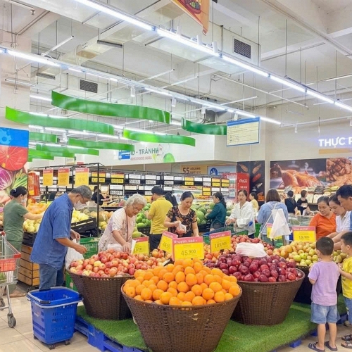 Siêu thị đồng loạt 'ghìm giá' hàng thiết yếu, chia sẻ áp lực chi tiêu
