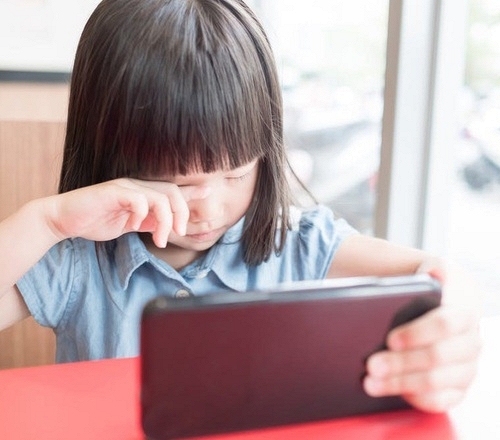 10 thói quen sinh hoạt âm thầm “làm hại” thị lực trẻ và cách phòng tránh