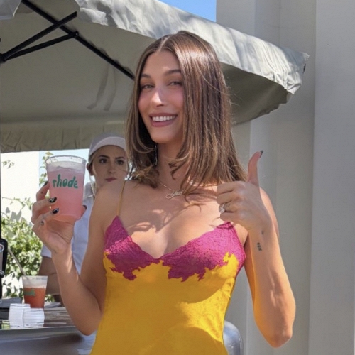 Hailey Bieber diện váy ngủ mỏng manh giữa sa mạc, được gọi là đệ nhất phu nhất của Coachella năm nay