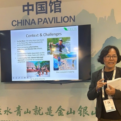 Phụ nữ và môi trường: Những 'kiến trúc sư xanh' thầm lặng