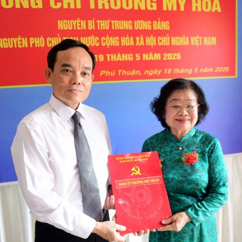 Bà Trương Mỹ Hoa nhận Huy hiệu 65 năm tuổi Đảng: Dấu son của một đời tận hiến cho cách mạng