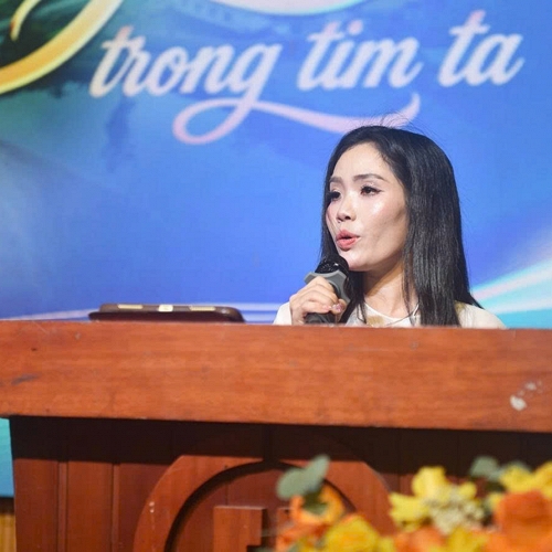 Nhà báo Minh Thu đấu giá ảnh gây quỹ từ thiện