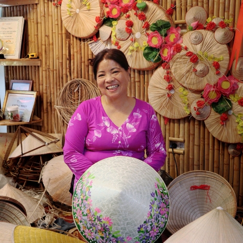 Nghệ nhân Tạ Thu Hương và hành trình đưa nghề làm nón lá Làng Chuông đến với du khách quốc tế