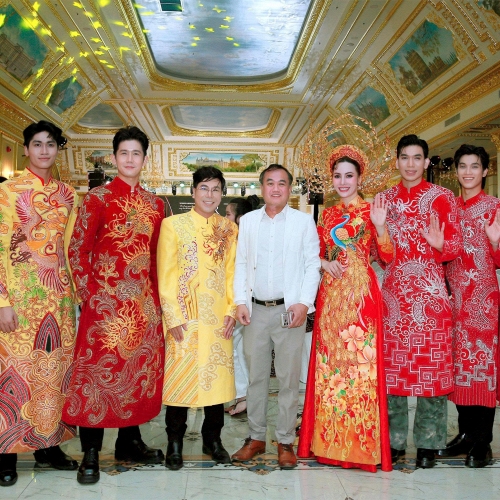 Á hậu Phạm Thúy Anh cuốn hút trong vai trò “The Face” trình diễn BST “Tinh Hoa Việt Nam”