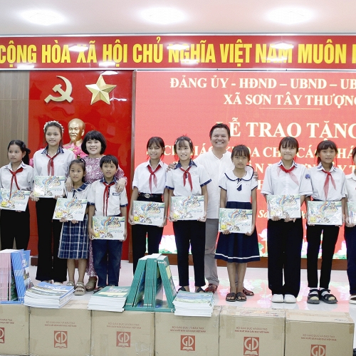 Xã vùng cao đầu tiên ở Quảng Ngãi tặng bộ sách giáo khoa cho học sinh