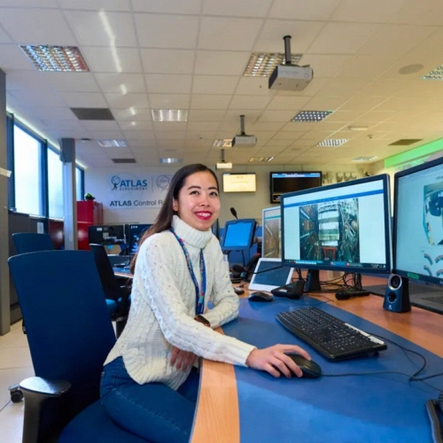 Nhà vật lý Phạm Lê Hà Thu đọc dữ liệu va chạm hạt từ ATLAS tại CERN