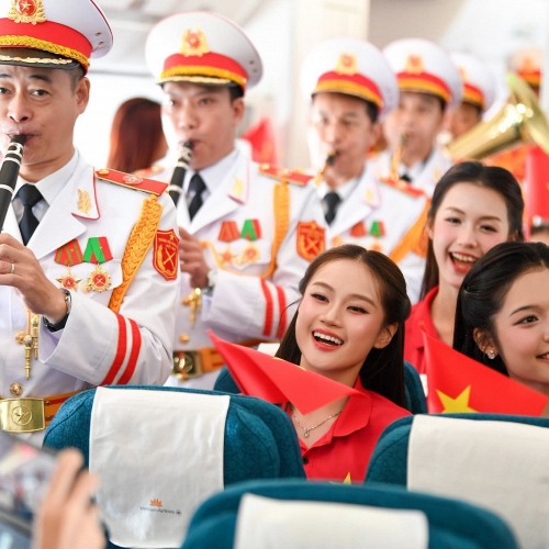 Dịp 2/9, các hãng hàng không “chiều” khách thế nào: Làm vé cờ đỏ sao vàng, cho tiếp viên mặc trang phục theo chủ đề, giảm đúng 29% giá vé