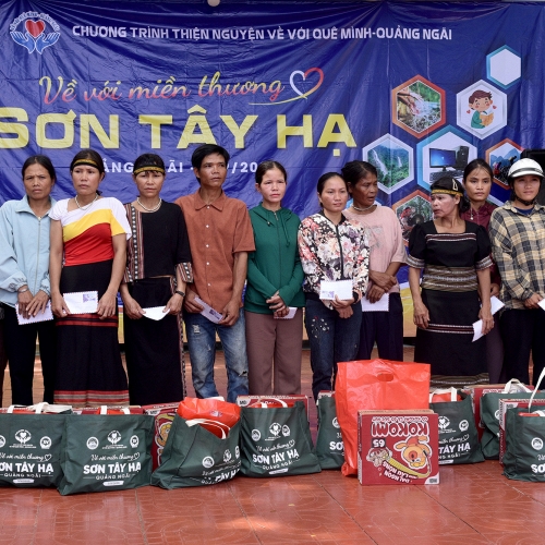 Tặng quà cho hàng trăm phụ nữ nghèo ở vùng cao Quảng Ngãi 