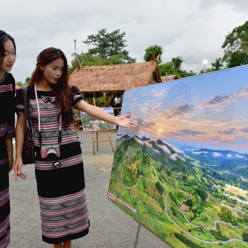 Triển lãm ảnh 'Ba Vì hôm nay, Khát vọng ngày mai'