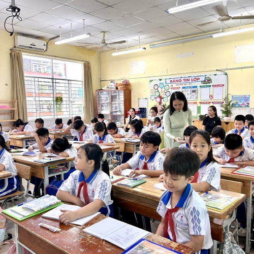 Phụ huynh vào lớp, cùng con trải nghiệm một tiết học mở