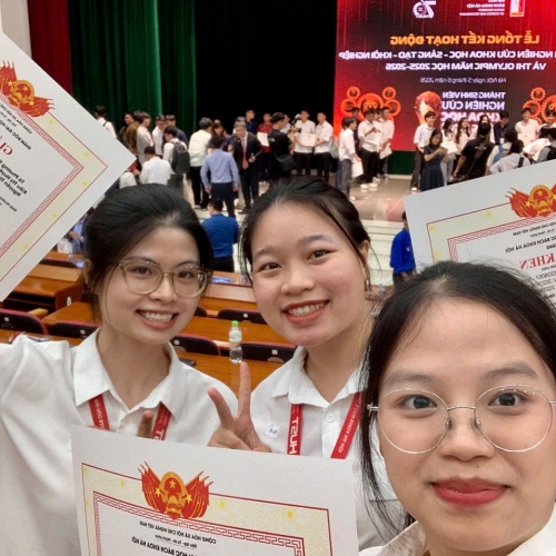 Ba nữ sinh thử nghiệm thay muối điện ly bằng nanocellulose từ bã mía