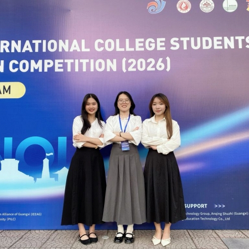 Ba nữ sinh làm túi sinh học từ rơm rạ và hệ sợi nấm