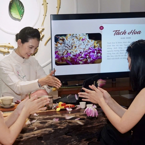       Nghệ nhân Dương Thị Lệ giới thiệu nghệ thuật ướp trà sen Hà Nội tại TP.HCM