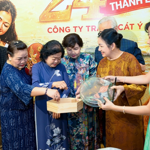 Nghệ nhân Ưu tú Ý Lan - Khi sắc màu tự nhiên của cát thành tranh