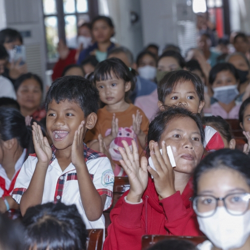 'Nâng bước đến trường” mùa thứ VI - Khi niềm vui theo em vào năm học mới