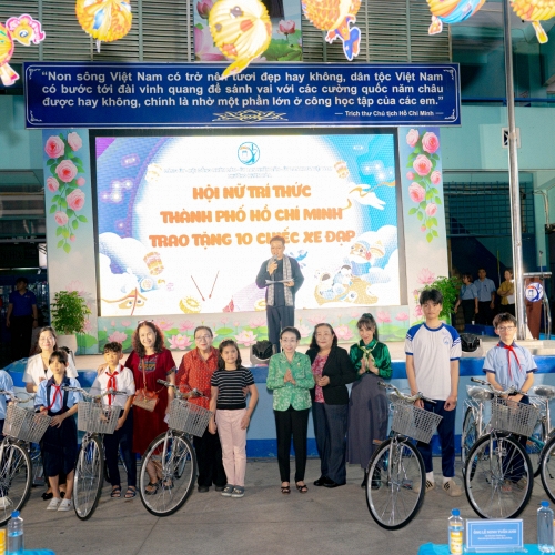 Hội Nữ trí thức TP.HCM mang niềm vui Trung thu đến học sinh khó khăn phường Xuân Hòa