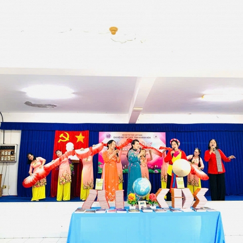 Nữ trí thức tỉnh Khánh Hòa gửi tình yêu quê hương qua tiếng hát