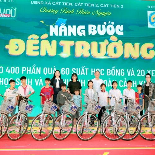 Những khoảnh xúc động trong chương trình 'Nâng bước đến trường' mùa  thứ 6