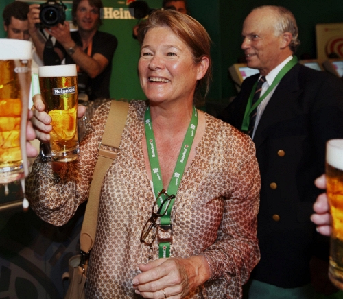 Ái nữ độc nhất nhà Heineken: Từ bà nội trợ nhút nhát, né tránh việc thừa kế bằng được đến nữ vương đế chế bia 15 tỷ USD