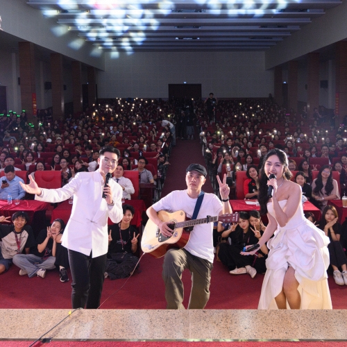 Giọng ca indie Kiên Trịnh “khuấy động” sân khấu đêm nhạc hội Dạ Khúc Tháng Tư 2026