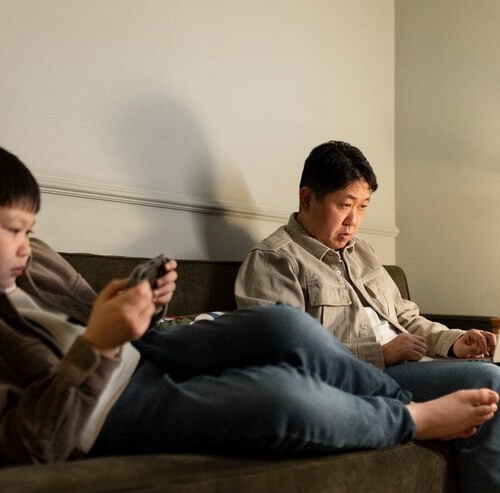 Cha mẹ 'dốc hết lòng' chưa chắc đã tốt: 4 điều tuyệt đối đừng chia sẻ để tránh làm hỏng tương lai của con