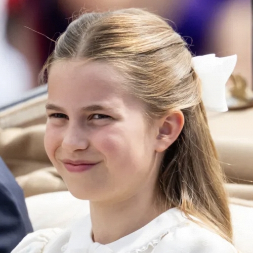 Công chúa Charlotte đeo chiếc nơ tóc lớn nhất từ trước đến nay tại Trooping the Colour 2026, trang phục trắng xanh bí mật đồng điệu với cả gia đình