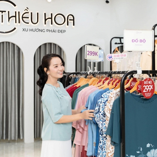 Phụ nữ tuổi trung niên: Đừng để sự xuề xòa đánh cắp khí chất! Học diễn viên Hoài An bí quyết tỏa sáng với siêu phẩm mặc nhà 299K