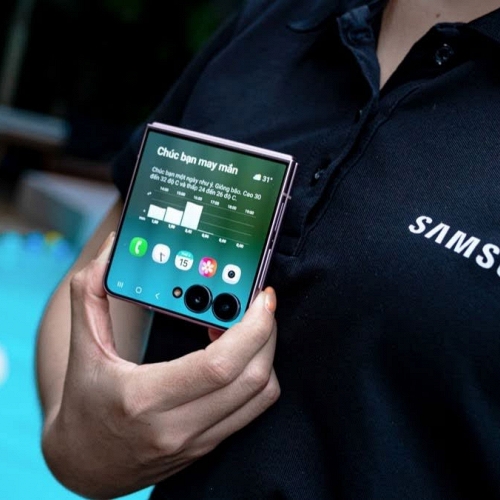 Samsung Z Flip 8: Từ smartphone đến “gương trang điểm” và phụ kiện thời trang