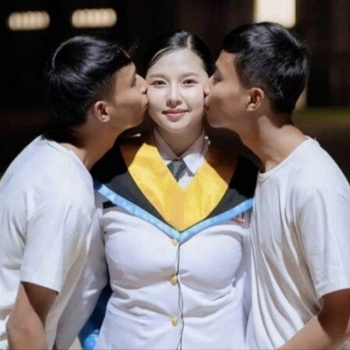Rất gây tranh cãi: Cô gái công khai yêu hai anh em sinh đôi cùng lúc, gia đình đôi bên đều đồng ý 