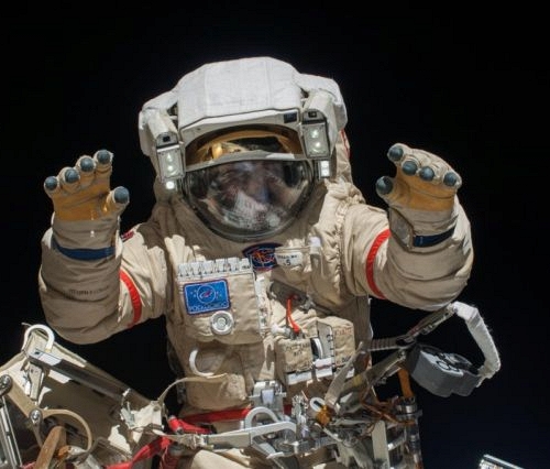 Vì sao nhiều phi hành gia bị rụng hết móng tay khi đi ra ngoài vũ trụ?