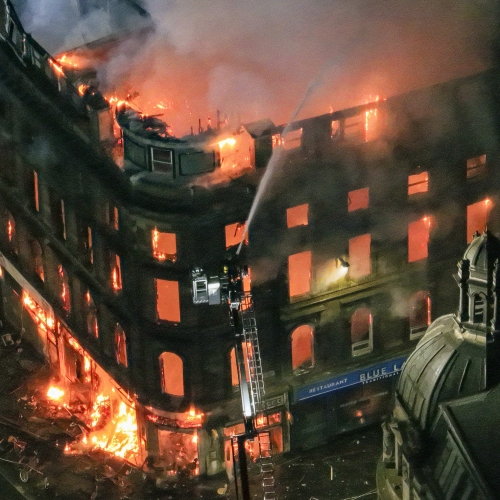 Cháy lớn thiêu rụi tòa nhà biểu tượng lịch sử tại trung tâm thành phố, 15 xe cứu hỏa được điều động 