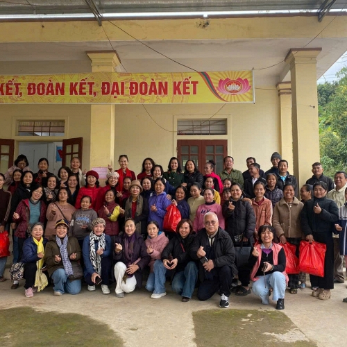 Đoàn thiện nguyện CLB Nhà Báo Nữ Việt Nam đến với bà con Tân Hợp