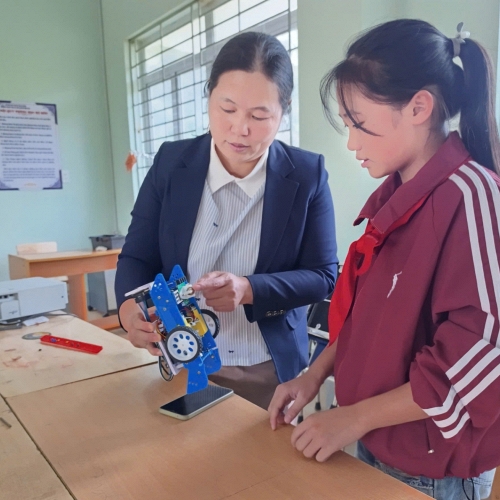 Cô giáo Vàng Thị Dính - người 'thắp lửa' STEM, Robot trên cao nguyên đá