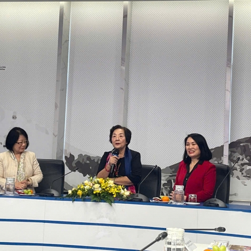 Đại sứ Nguyễn Thị Hồi và câu chuyện về bức chân dung Tổng thống Áo cùng 6 bông hồng