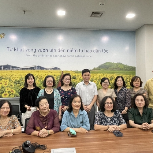 Hội Nữ trí thức Việt Nam thăm Nhà máy Chế biến Thực phẩm sạch TH: Chung tầm nhìn vì dinh dưỡng học đường và thực phẩm sạch cho người Việt