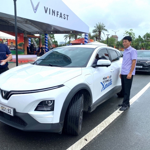 Từ tò mò với xe điện, khách hàng Hà Tĩnh “choáng” với công nghệ, sức mạnh của VinFast VF 6 chỉ sau một vòng lái thử