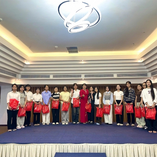 Hơn 500 tân sinh viên du lịch Nha Trang trải nghiệm thực tế, nhận quà áo dài đầu năm học