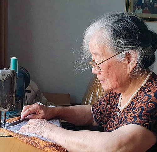 Mẹ và chiếc máy khâu lưu giữ tuổi thanh xuân