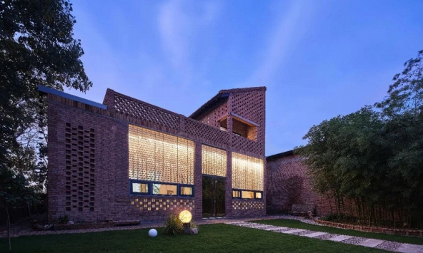 Nữ tiến sĩ chi gần 1,5 tỷ đồng xây “nhà xanh” 270m2 để cha dưỡng già: Tự phát điện, tự lọc nước, cả năm không tốn tiền điện