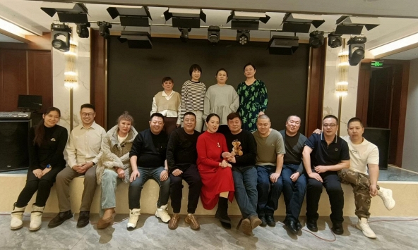 Họp lớp, người bạn giàu nhất âm thầm thanh toán hóa đơn 35 triệu đồng rồi về trước: Hôm sau ai cũng nhận được tin nhắn mà chết sững